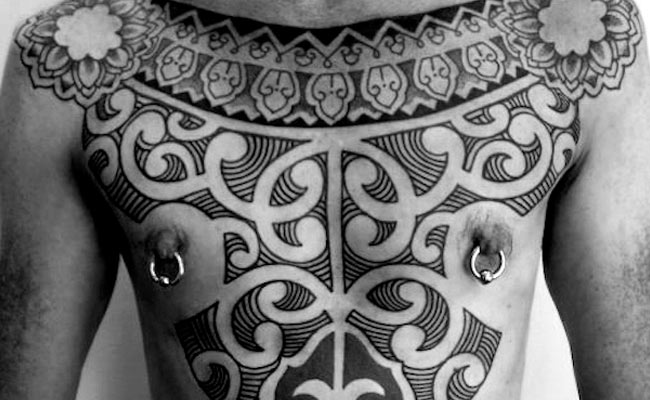 Tatuajes maories en el pecho